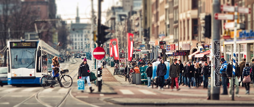 straat in amsterdam met tram