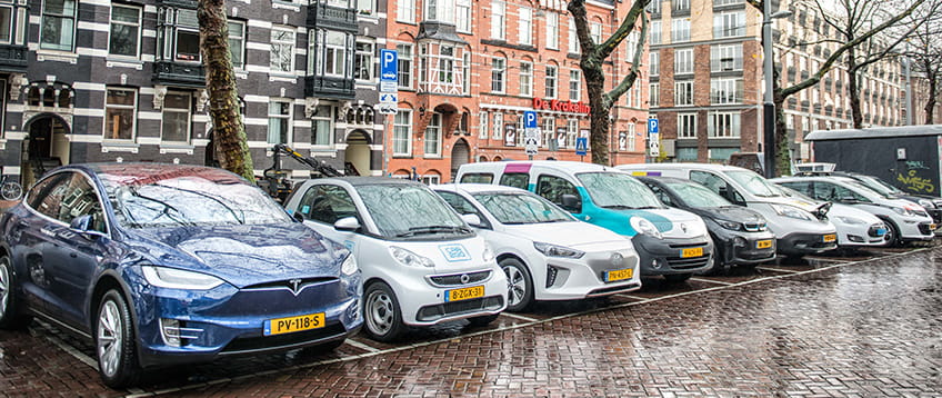 autos op een rij geparkeerd in amsterdam